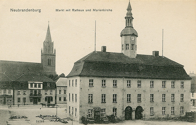 Alte Ansichtskarte Markt mit Rathaus und Marienkirche in Neubrandenburg