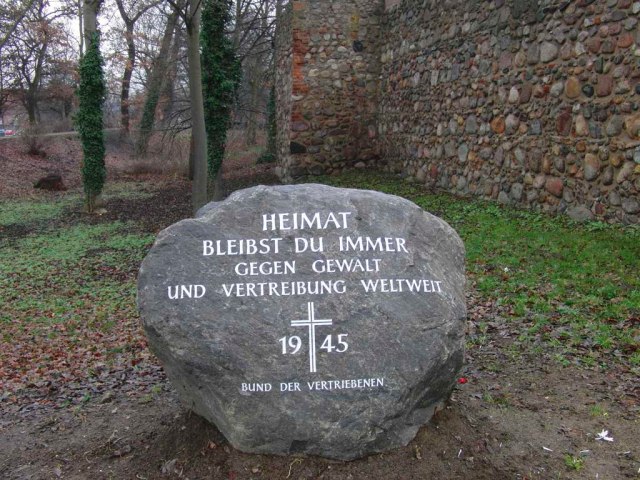 Gedenkstein Vertriebene auf dem Wall in Neubrandenburg